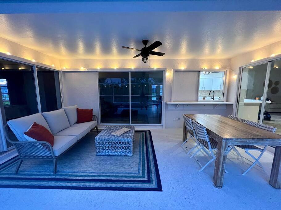 Beautiful Spacious Home! Close To Beaches - Heated Private Pool イングルウッド エクステリア 写真